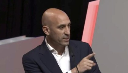 开云体育官网-西足协主席拒绝被宣布的辞职，自曝接吻全过程